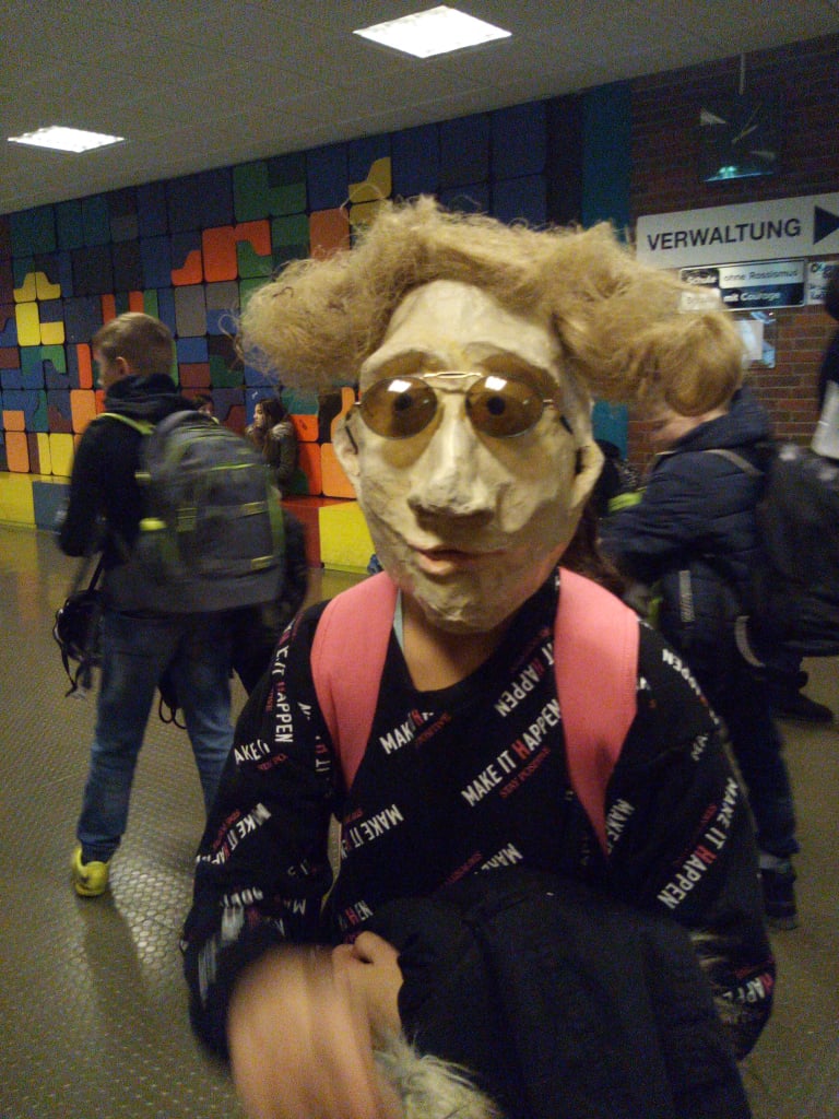 Masken gehen zur Schule Schule
